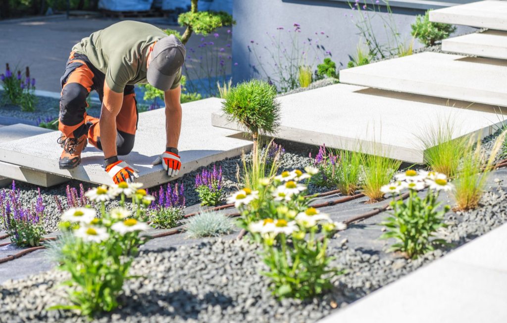 Hombre trabajando en jardín